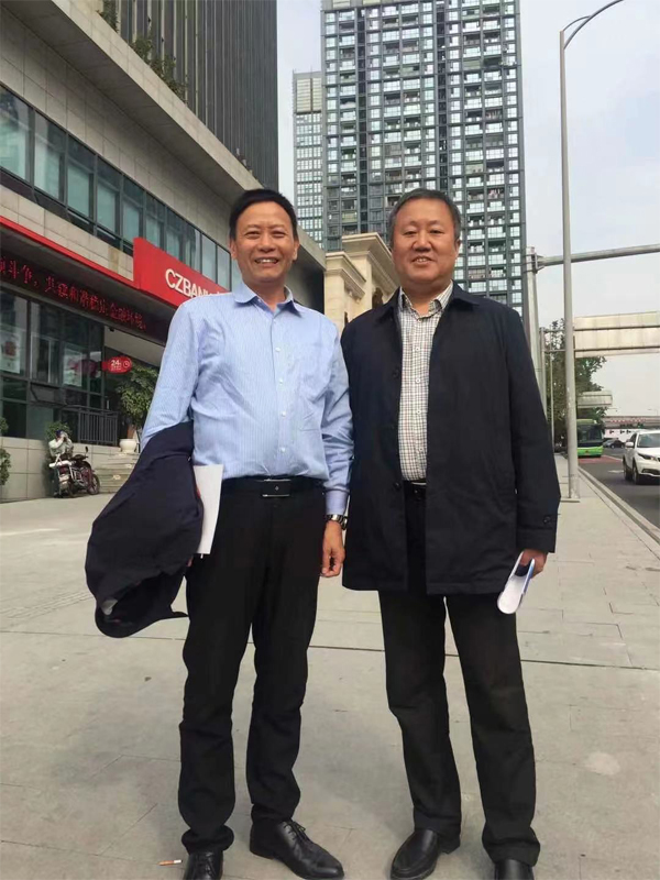 公司董事長(zhǎng)陳長(zhǎng)新拜訪江蘇一夫公司，并與該公司總裁彭卓飛先生（右一）合影。.jpg
